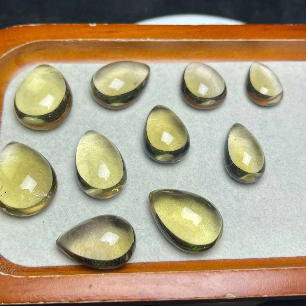 Topaz water drop has no hole, the specification is about 20mm ~ 27mm, the special price is 30 US dollars/piece