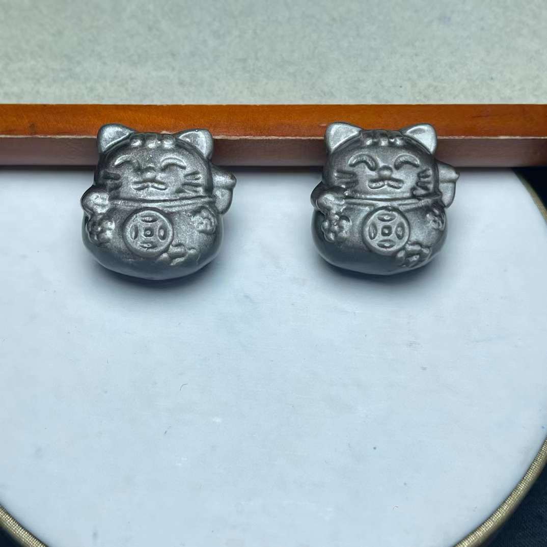 Silver obsidian fortune cat carved through the hole, the specification is about 27mm, the special price is 12 US dollars/piece